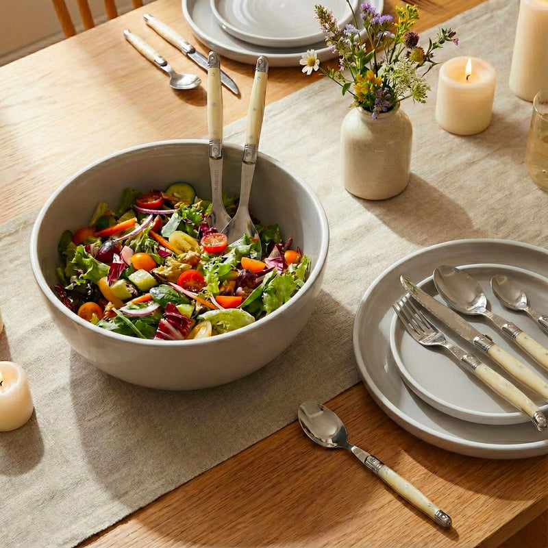 Cubiertos Simplit junto a un bowl de ensalada en una mesa puesta