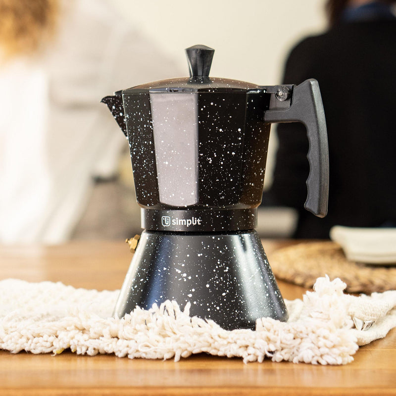 Cafetera italiana Simplit negra granito sobre una mesa de madera
