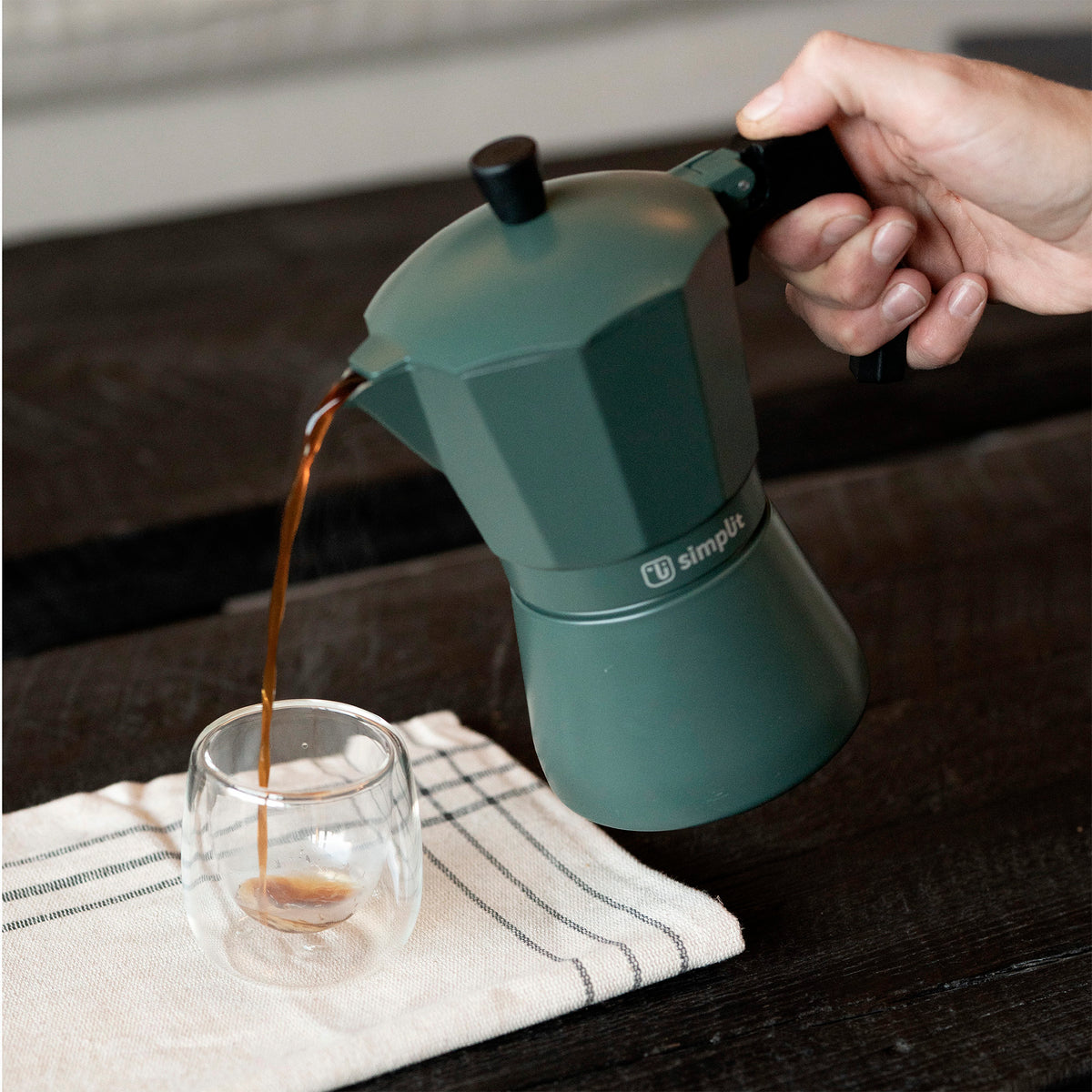 Verde · Cafetera Italiana Lucca 12 tazas 600 ml de aluminio Simplit, sirviendo el café en la taza
