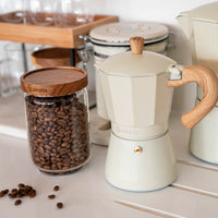 Crema · Cafetera Italiana Savannah 12 tazas 600 ml de aluminio Simplit, sirviendo el café en la taza