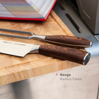 Simplit Pack Parrillero cuchillo, tenedor y tabla 40x28 cm — detalle del mango de madera Pakka