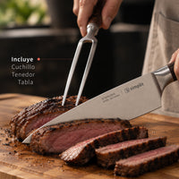 Simplit Pack Parrillero cuchillo, tenedor y tabla 40x28 cm — trinchando carne asada sobre la tabla