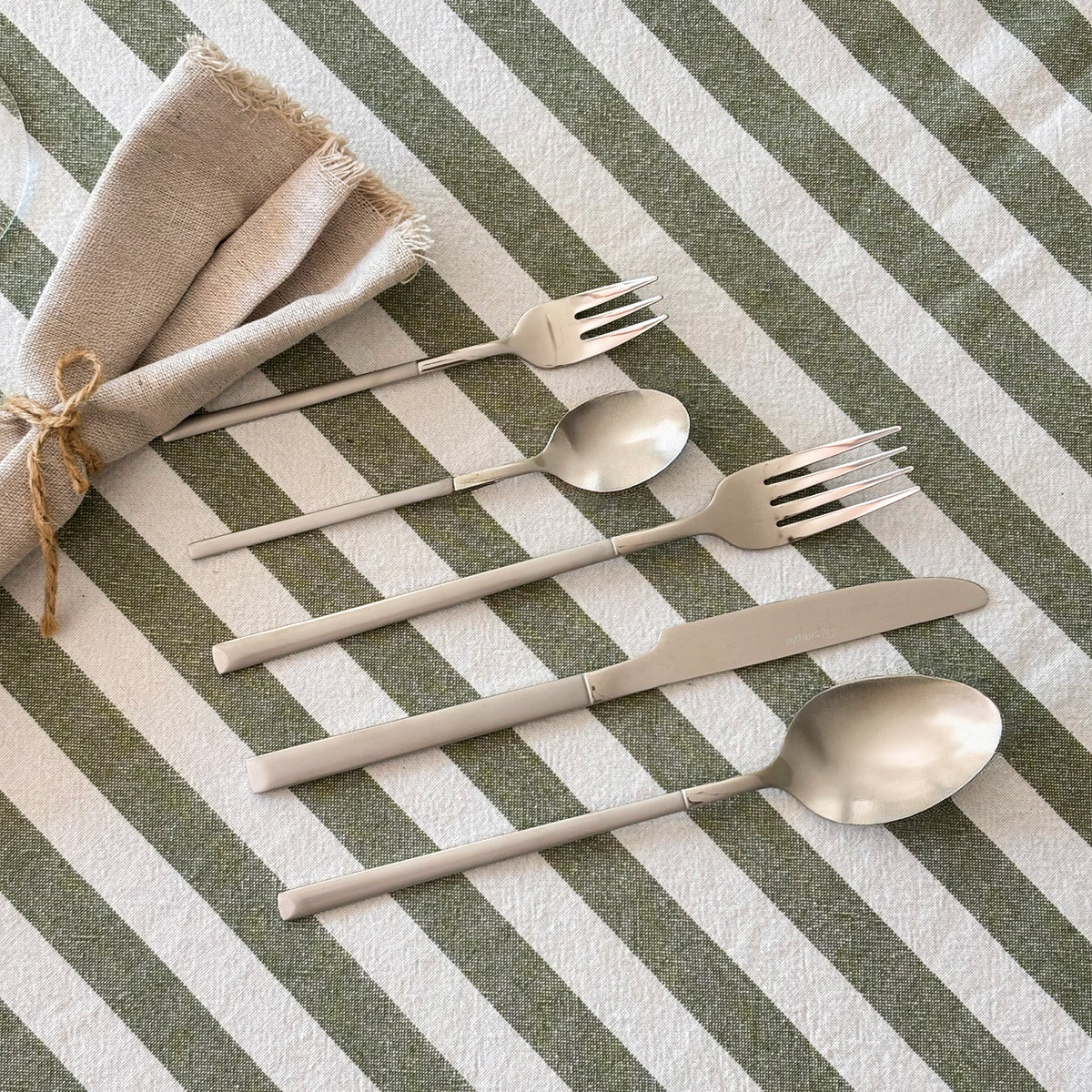 Simplit Cuchillería Puglia — detalle mango diseño elegante
