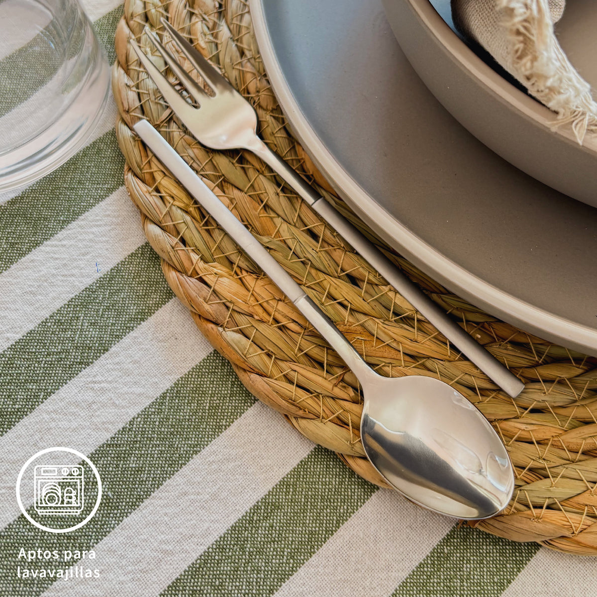 Simplit Cuchillería Puglia — detalle tenedor y cuchillo acero inox
