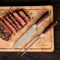 Simplit Set Parrillero Toledo cuchillo 21 cm y tenedor — sobre tabla de madera con carne asada