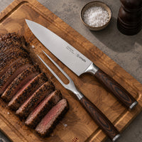 Simplit Set Parrillero Toledo cuchillo 21 cm y tenedor — cuchillo y tenedor sobre la tabla con carne asada