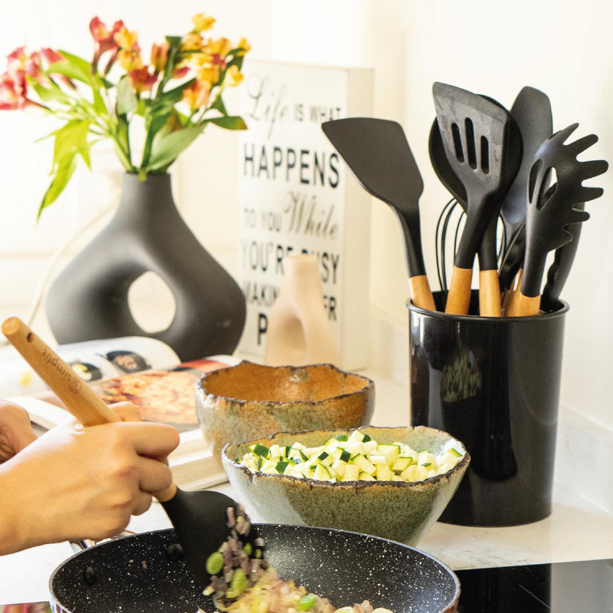 Simplit Utensilios Silicona Negro — lifestyle uso en sartén antiadherente
