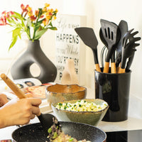 Simplit Utensilios Silicona Negro — lifestyle uso en sartén antiadherente