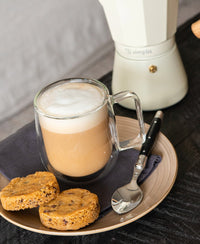 Cafetera Italiana Savannah 12 tazas crema Simplit en la cocina