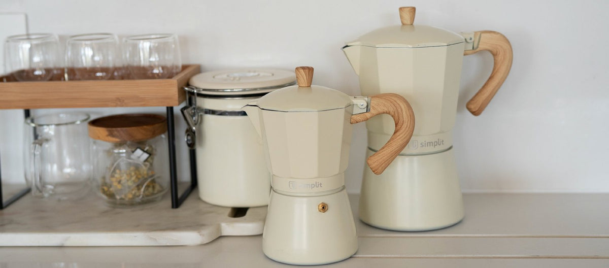 Cafetera Italiana Savannah 12 tazas crema Simplit en la cocina